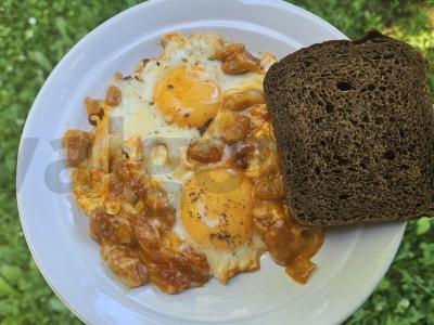 Kiaušinienė su pomidorų pupelėmis pagrindine nuotrauka