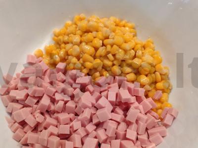 Puikus salotas su konservuotais kukurūzais ir sausainiais Žingsnis 1