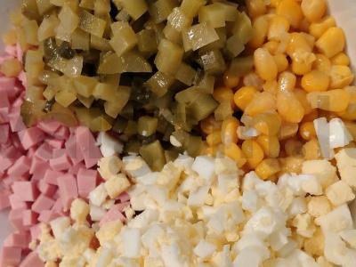 Puikus salotas su konservuotais kukurūzais ir sausainiais Žingsnis 2