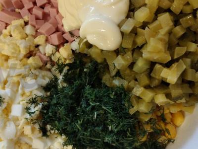 Puikus salotas su konservuotais kukurūzais ir sausainiais Žingsnis 3