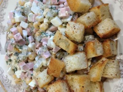 Puikus salotas su konservuotais kukurūzais ir sausainiais pagrindine nuotrauka