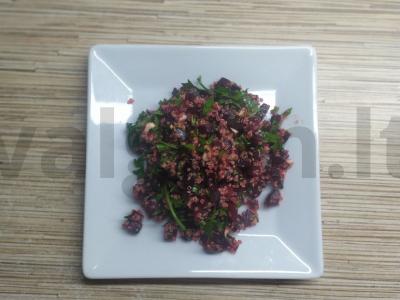 Kvinojos ir burokėlių salotos pagrindine nuotrauka