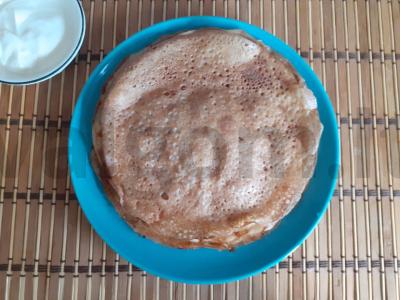 Ploni blynai su skylutėmis ant vynuogių-obuolių nektaro pagrindine nuotrauka