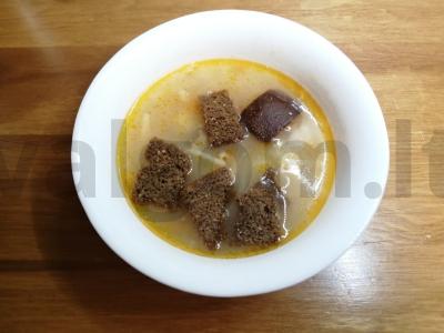 Sriuba su vermišeliais, daržovėmis ir ruginių skrudintų duonos kubelių pagrindine nuotrauka