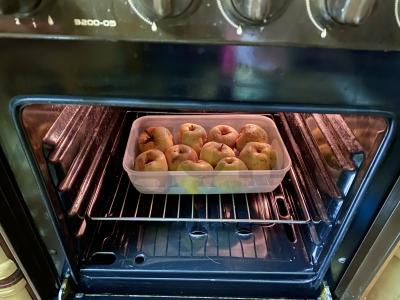 Keptos antonovkos su džiovintais abrikosais ir riešutais Žingsnis 2