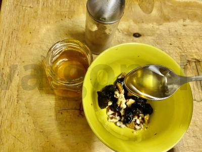 Keptos antonovkos su džiovintais abrikosais ir riešutais Žingsnis 7