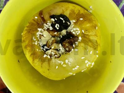 Keptos antonovkos su džiovintais abrikosais ir riešutais pagrindine nuotrauka