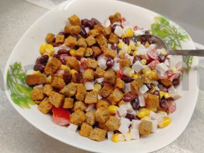 Salotas su pupelėmis, karbonaidu, kukurūzais ir sausainiais pagrindine nuotrauka