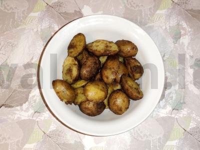 Virti mažieji bulvės su aštriu traškiu apvalkalu pagrindine nuotrauka