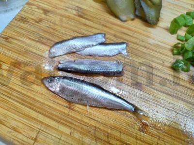 Ruginiai sumuštiniai su silke ir žaliu svogūnu Žingsnis 3