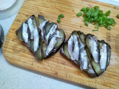 Ruginiai sumuštiniai su silke ir žaliu svogūnu Žingsnis 6