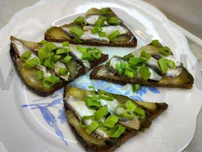 Ruginiai sumuštiniai su silke ir žaliu svogūnu pagrindine nuotrauka