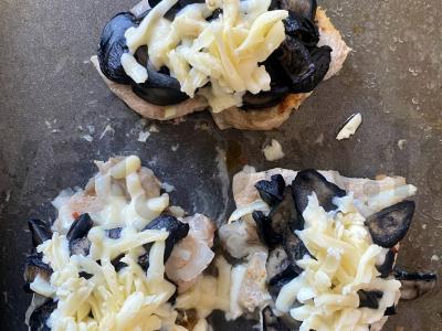 Kiaulienos kepsniai su sūriu ir miško grybais Žingsnis 5