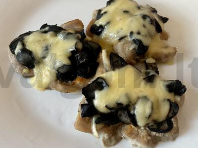 Kiaulienos kepsniai su sūriu ir miško grybais pagrindine nuotrauka