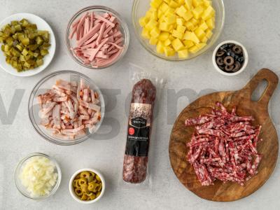 Sūris su alyvuogėmis ir rūkytais produktais Žingsnis 1