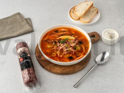 Sūris su alyvuogėmis ir rūkytais produktais pagrindine nuotrauka