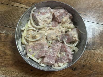 Marinatas šašlykui su svogūnais ant kefyro pagrindine nuotrauka