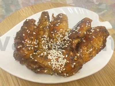 Aštrūs vištienos sparneliai su topinambūrų sirupu pagrindine nuotrauka