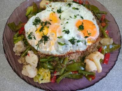 Pusryčiai su quinoa ir daržovėmis pagrindine nuotrauka