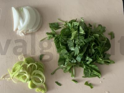 Salotas su špinatais, pomidorais, agurkais, kiaušiniu ir porais Žingsnis 1