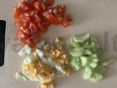 Salotas su špinatais, pomidorais, agurkais, kiaušiniu ir porais Žingsnis 2