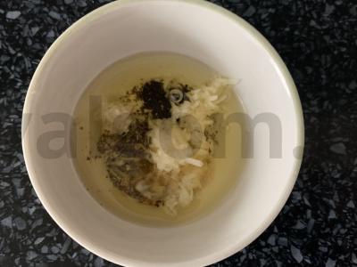 Salotas su špinatais, pomidorais, agurkais, kiaušiniu ir porais Žingsnis 4