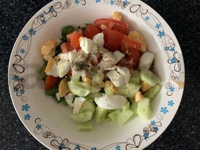 Salotas su špinatais, pomidorais, agurkais, kiaušiniu ir porais Žingsnis 5