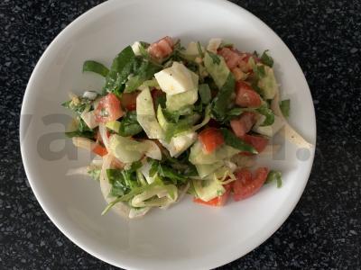 Salotas su špinatais, pomidorais, agurkais, kiaušiniu ir porais Žingsnis 6