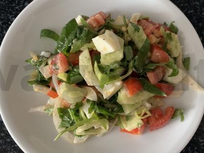 Salotas su špinatais, pomidorais, agurkais, kiaušiniu ir porais pagrindine nuotrauka