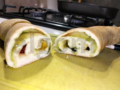 Rulonas su marmeladu arbatai pagrindine nuotrauka