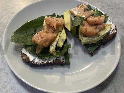 Avokado ir raudonos žuvies tostai pusryčiams pagrindine nuotrauka