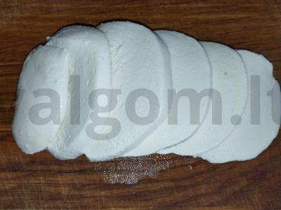 Mozzarella sūrio užkandis su balzaminiu padažu ir pomidoru Žingsnis 1