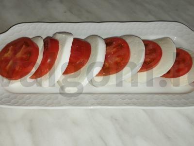 Mozzarella sūrio užkandis su balzaminiu padažu ir pomidoru Žingsnis 3