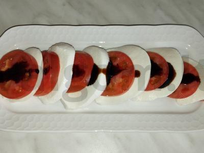 Mozzarella sūrio užkandis su balzaminiu padažu ir pomidoru Žingsnis 4