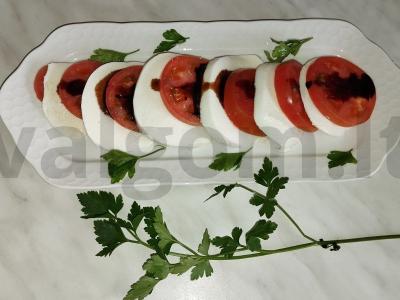 Mozzarella sūrio užkandis su balzaminiu padažu ir pomidoru pagrindine nuotrauka