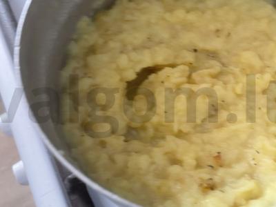 Bulvių piurė su keptu svogūnu ir pienu Žingsnis 8