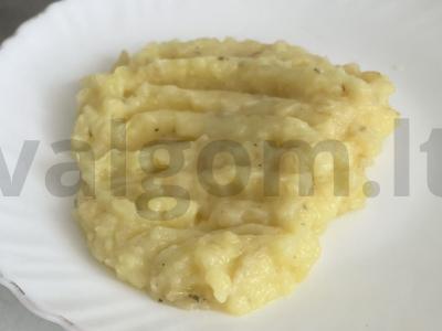 Bulvių piurė su keptu svogūnu ir pienu pagrindine nuotrauka