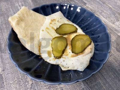 Tortilijos sumuštinis su kiaušiniu ir marinuotais agurkais Žingsnis 4