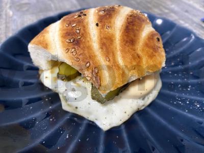 Tortilijos sumuštinis su kiaušiniu ir marinuotais agurkais pagrindine nuotrauka