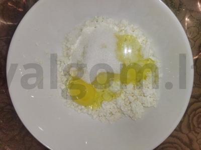 Varškės apkepas su razinomis Žingsnis 1