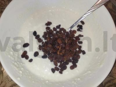 Varškės apkepas su razinomis Žingsnis 3