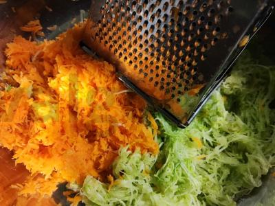 Naudingos kotletai iš vištienos, cukinijų ir morkų Žingsnis 4