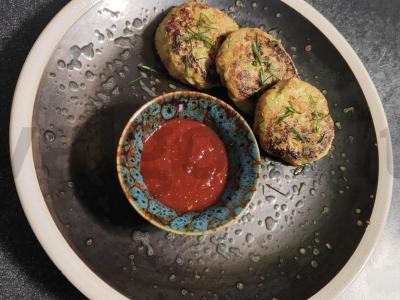 Naudingos kotletai iš vištienos, cukinijų ir morkų pagrindine nuotrauka