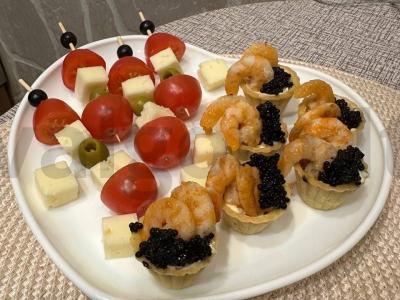 Krevetėmis ir juodąja ikra užpildytos tartaletės pagrindine nuotrauka