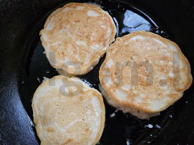 Švelnūs obuolių blynai su cukraus pudra Žingsnis 4