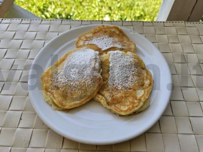 Švelnūs obuolių blynai su cukraus pudra pagrindine nuotrauka