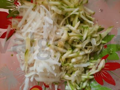 Šviežių cukinijų salotos su mandarinų-medumi padažu Žingsnis 1