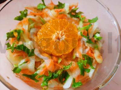 Šviežių cukinijų salotos su mandarinų-medumi padažu pagrindine nuotrauka