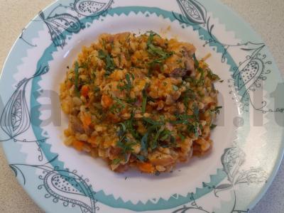 Sotūs perliniai kruopos su daržovėmis ir vištiena pagrindine nuotrauka