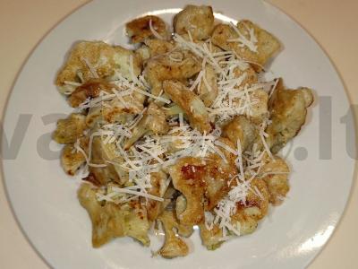 Kepta žiedinė kopūstė lengvame tešloje pagrindine nuotrauka